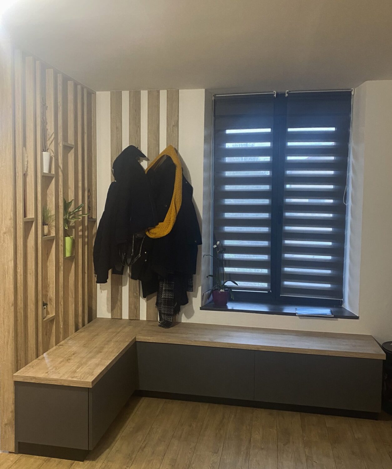 Meuble de rangement sur mesure gris et bois